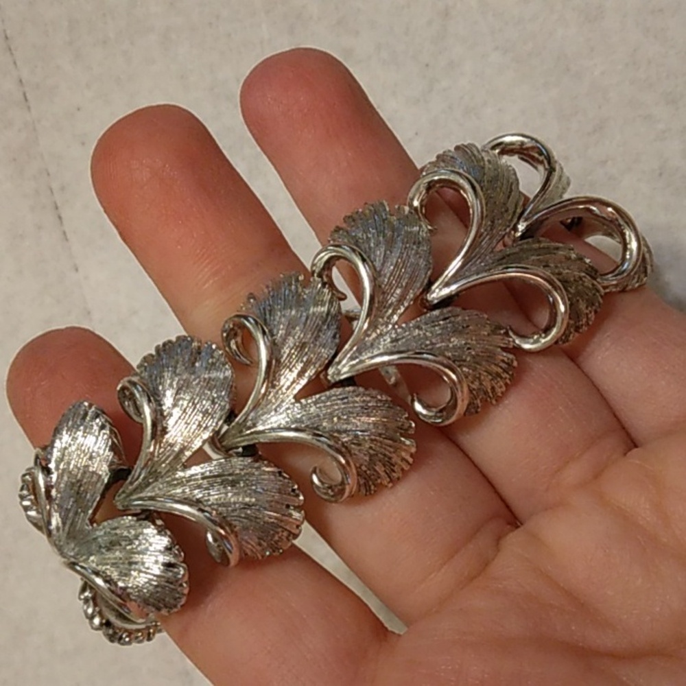 Vintage Lisner silver tone leaf motif bracelet